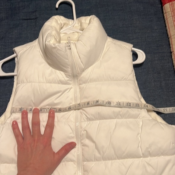 Old Navy white puffer vest size M - Picture 4 of 4